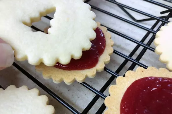 Raspberry-filled Sandwich Cookies